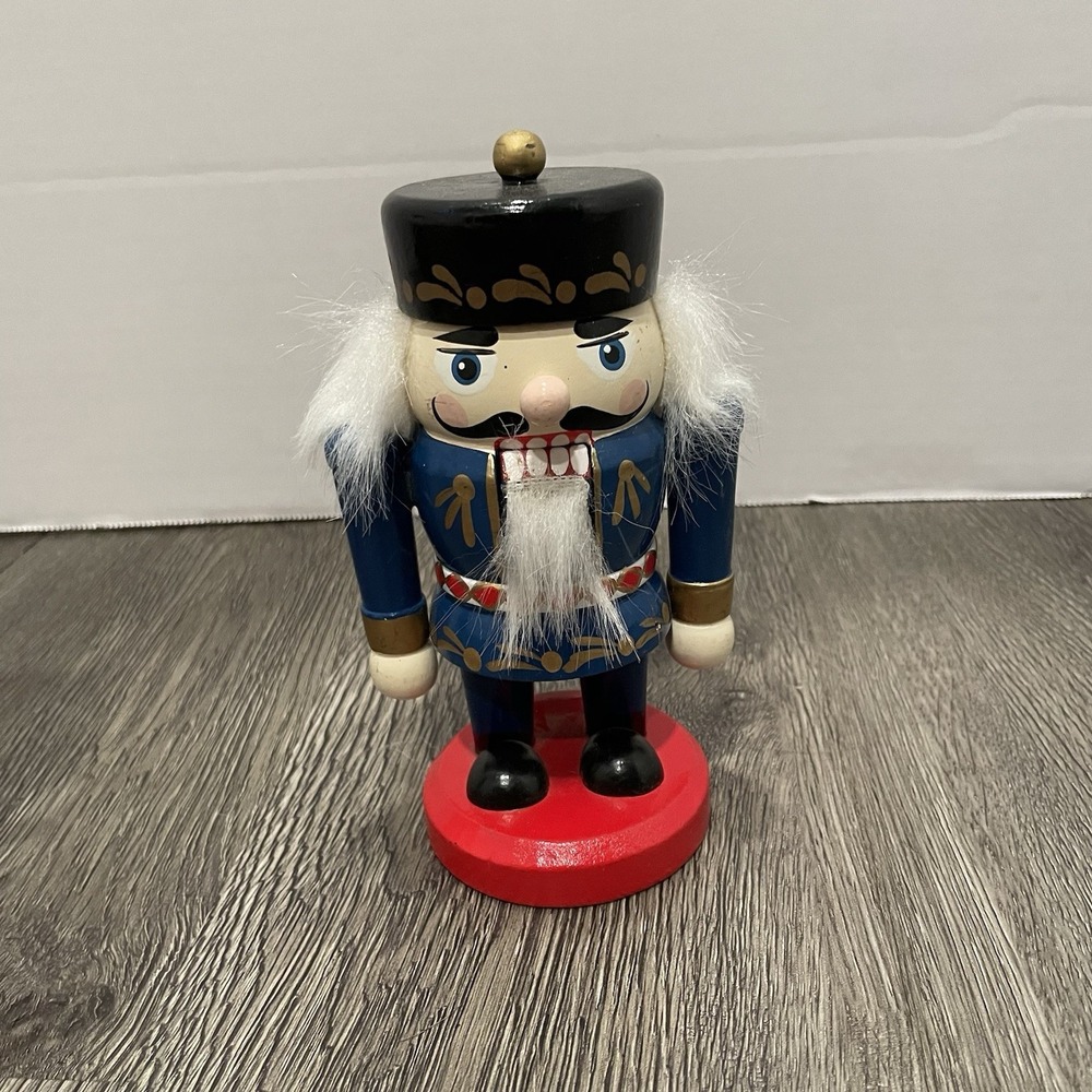 Lot Of 2 Nutcracker Soldier Guards Wooden Holiday Decor Figurines 6" And 8" - Picture 3 of 5
